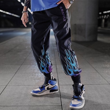 Calça Jogger Masculina com Estilo Hyper Streetwear Preta Estampada Chamas Cintura Elástica Bolso